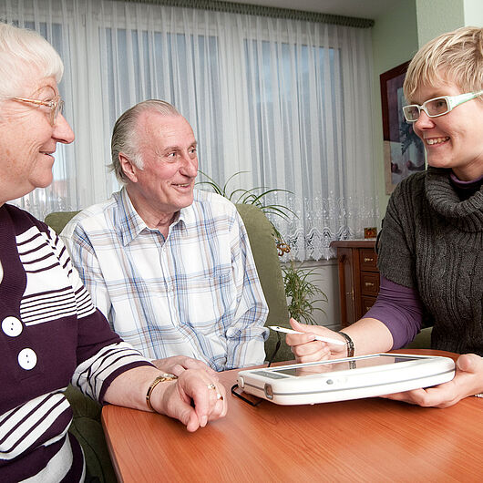 Dementia Care Managerin vor Ort bei den Patienten.