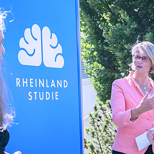 Anja Karliczek zu Besuch bei der Rheinland Studie